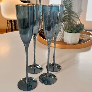 SET 4 ANTHROPOLOGIE ALTA ETCH STEM GOLD RIM CHAMPAGNE FLUTES
GLASS BLUE